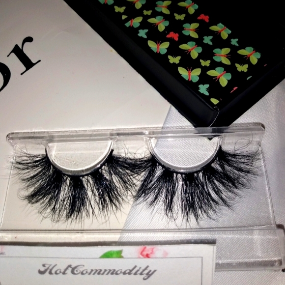 !! NEW RELEASE !! Hot Commodity Lashes - Picture 2 of 6